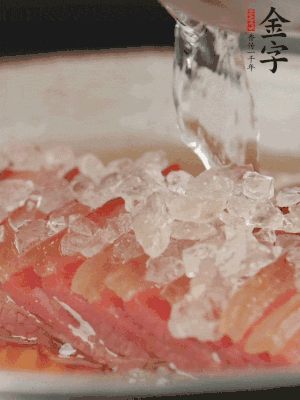 依舊放上冰糖100g、黃酒100g、水200g，鍋中再蒸15分鐘。