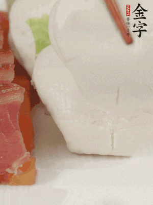 生菜切段，放入荷葉夾。