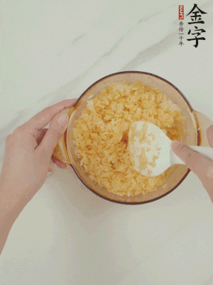 隔夜剩米飯加蛋黃攪拌均勻。
