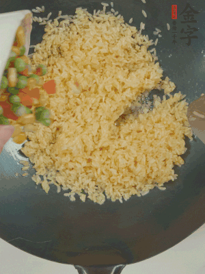 下豌豆粒、胡蘿卜粒、玉米粒。（買(mǎi)現(xiàn)成冷凍的雜菜即可，非常方便）