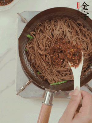 下蕎麥面，淋上少許醬油，加2勺金字火腿大師醬略翻炒即可。