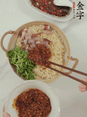 在面上鋪魷魚、香菜、金字火腿大師醬。