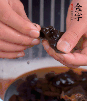 木耳冷水泡發(fā)，處理成小塊。（如果是小木耳就不用切了）