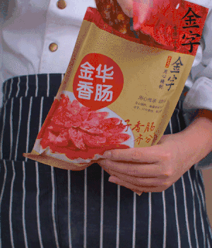 香腸切成斜片，小米辣切成斜片。