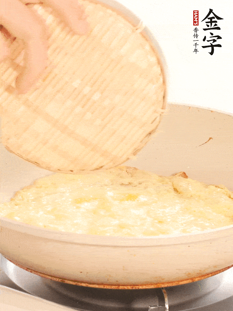 鍋內(nèi)放入少許油，油溫4成熱倒入一個(gè)雞蛋煎熟