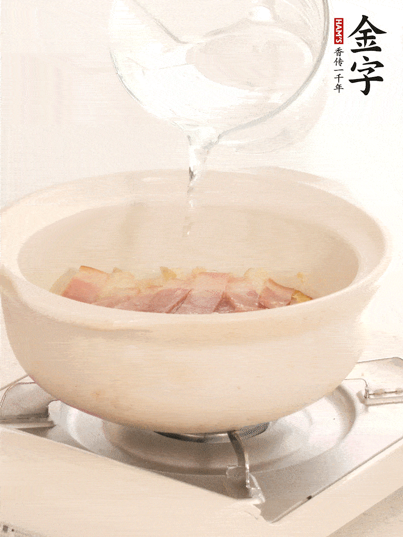 放入火腿片，加開水，再加入豆腐