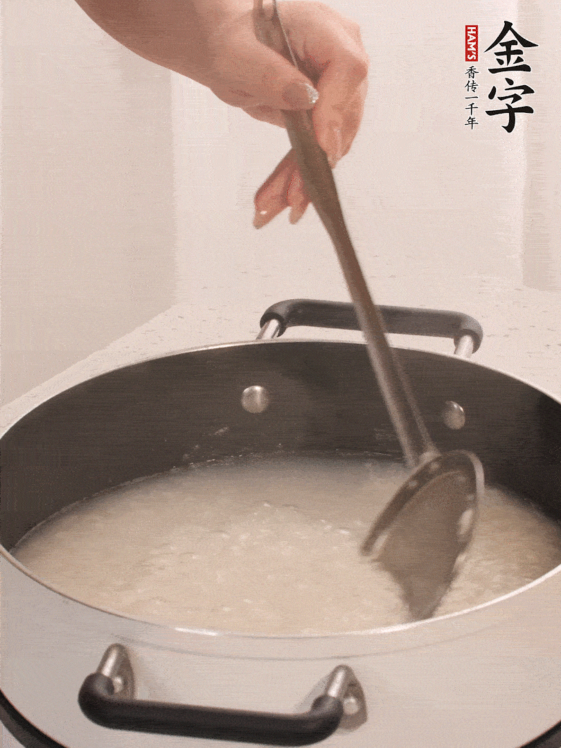 香菇、土豆、胡蘿卜、金字土香腸切小塊。
