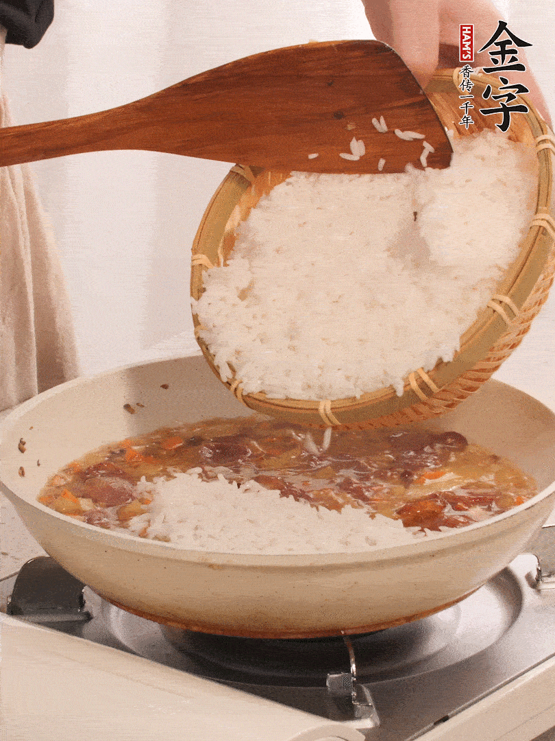熱鍋燒油，香腸煸出油，加姜片去腥，加土豆、胡蘿卜、香菇翻炒到半熟，隨后加豆角、2小勺鹽、1大勺生抽，煸炒均勻。