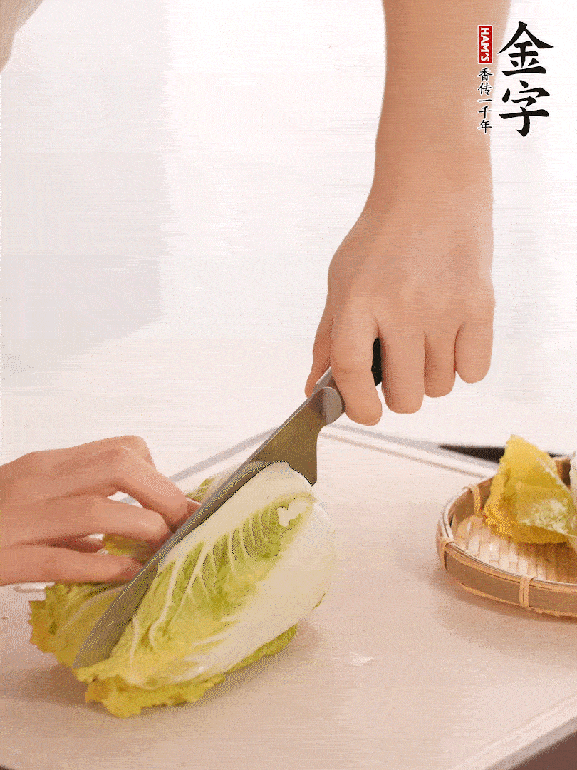生姜切末，白菜改刀成成塊。