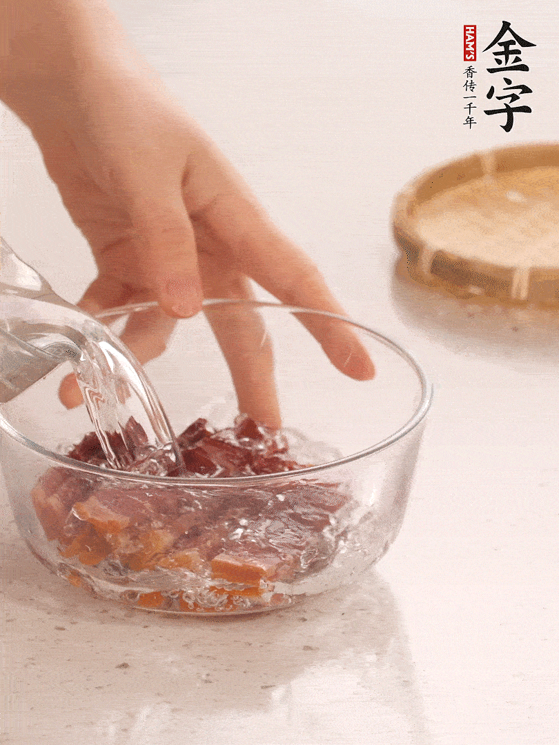 金字火腿切片，溫水泡5分鐘。