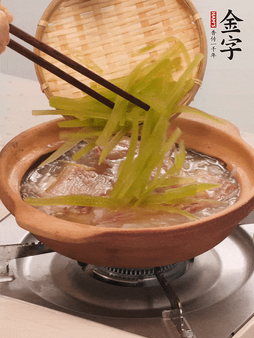 倒入熱水煮開(kāi)后，轉(zhuǎn)小火燉煮10分鐘，呈奶白色湯底。