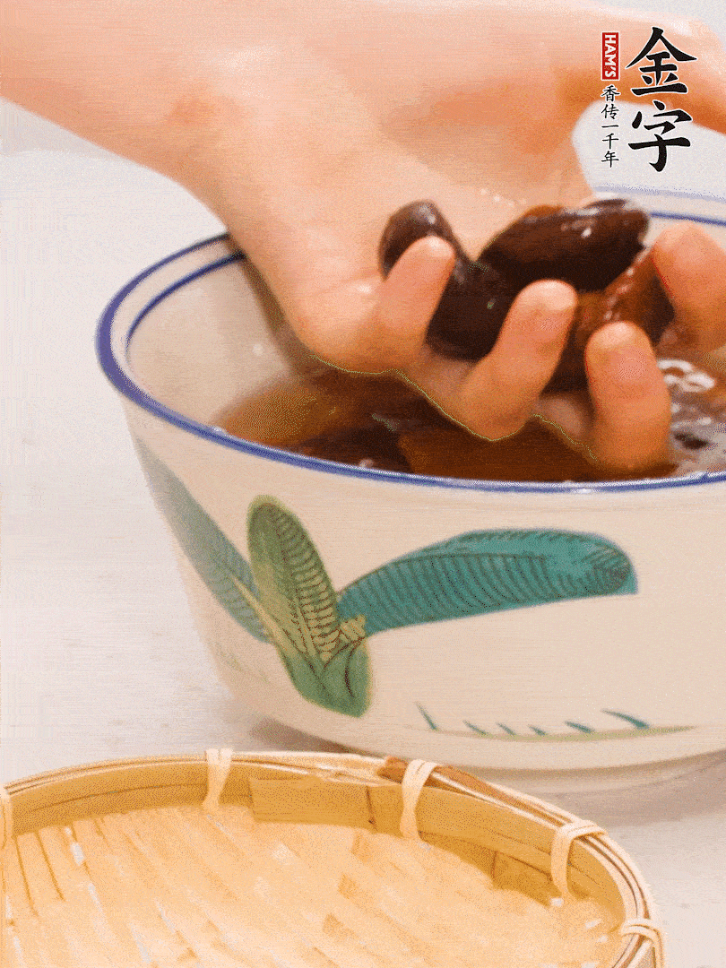 干香菇提前泡發(fā)切片，泡香菇水留著備用。