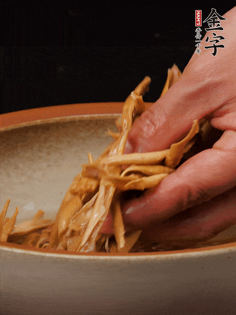 農(nóng)家土筍尖提前泡軟，用刀劃成細(xì)絲，這樣會更加入味。