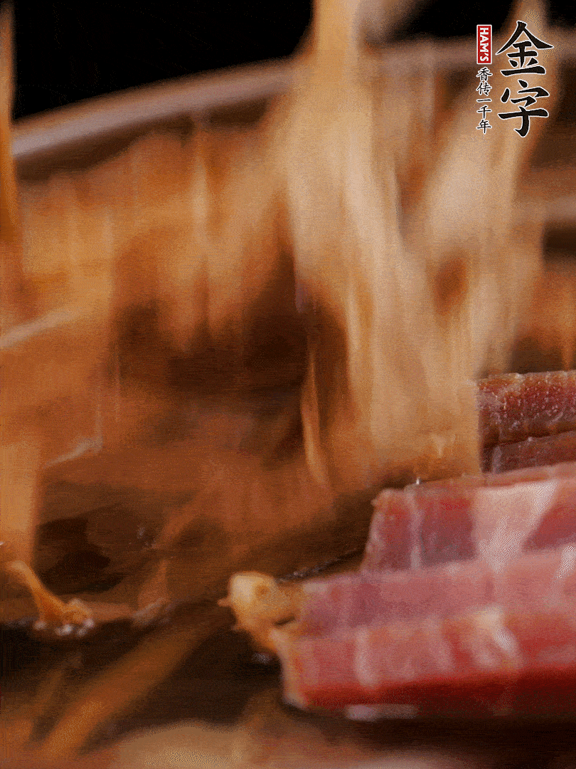 大筒骨、金字火腿、姜片、黃酒一起放入砂鍋，加筍干燉煮40分鐘。（如果家里有高壓鍋，用高壓鍋把高湯壓出來更鮮濃。）