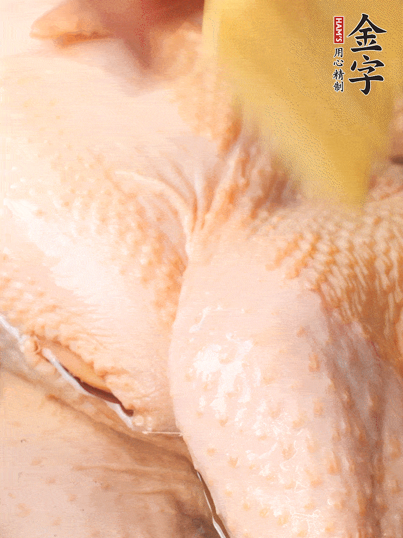 老母雞去頭去尾，斬去雞爪。冷水入鍋，加料酒、蔥姜焯水，煮出浮沫后撈出，用清水洗凈