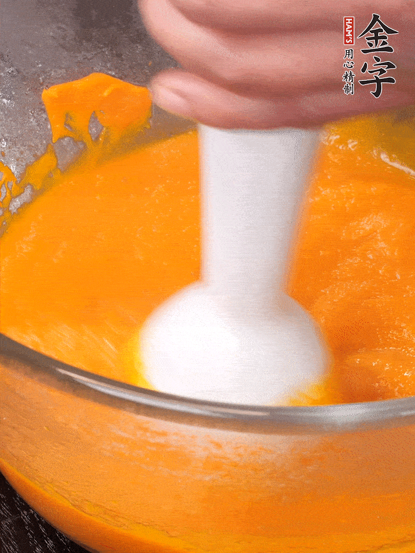 300g南瓜，去皮去瓤切滾刀塊，大火蒸8分鐘，料理機打成泥，篩網(wǎng)過篩成泥