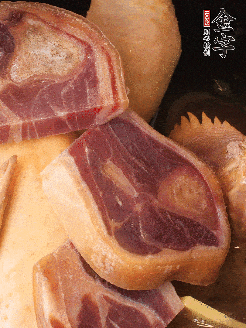 火踵、老母雞加蔥、姜、料酒、清水，大火燒開后轉小火，燉1小時