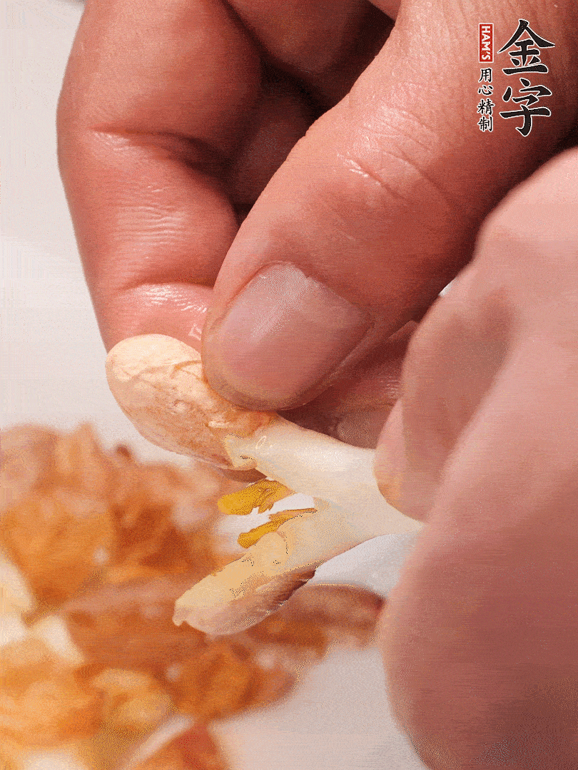 花生芽切段。開水焯水1分鐘，去掉頂部的花生皮