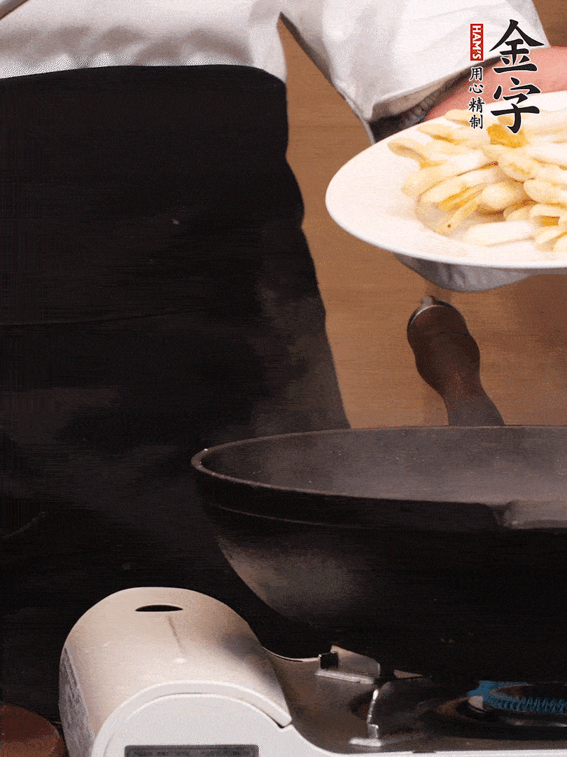 鍋中少許油，下花生芽