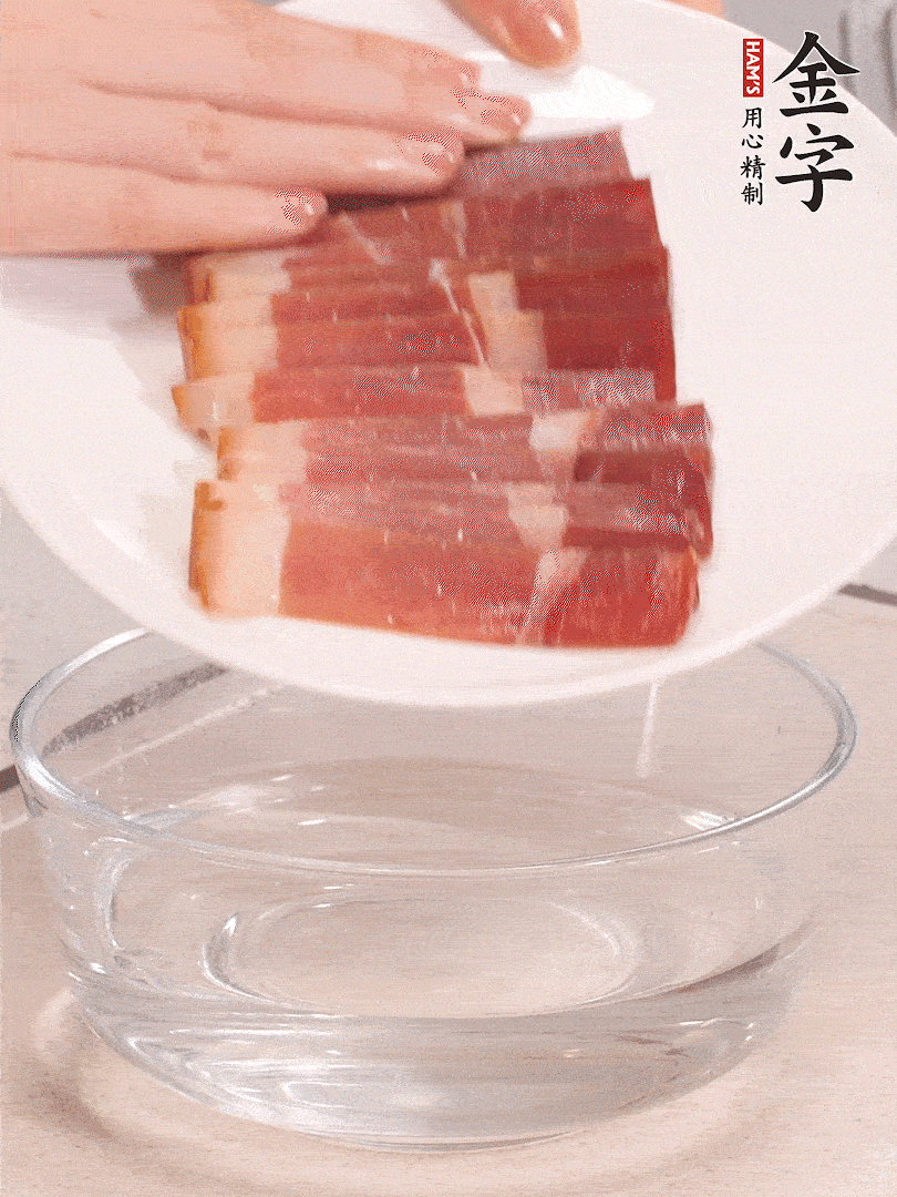 鴨腿冷水下鍋，加姜片、料酒焯水