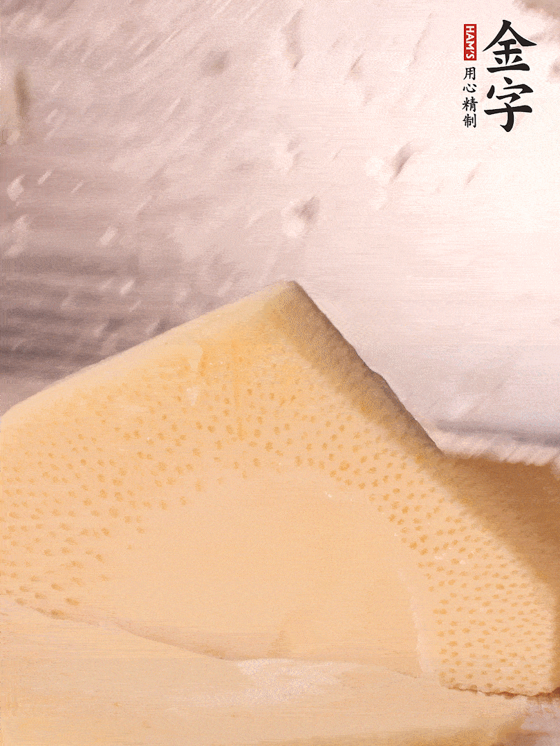 冬筍處理干凈，切滾刀塊，開水焯燙去除澀味