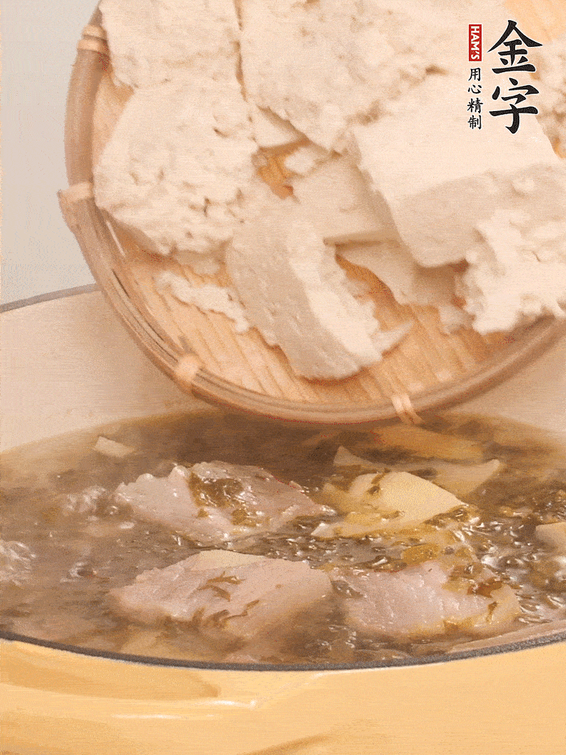 往鍋里加入一倍的水，加豆腐