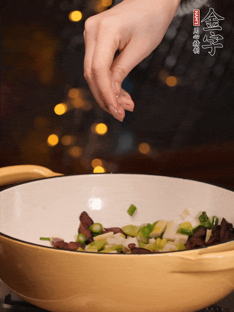 可以加點點水，再加菜苔，加點鹽、味精調味