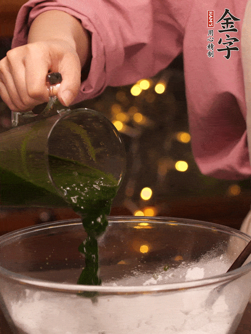 清明粿粉，分次加艾草泥，加點(diǎn)油揉2分鐘