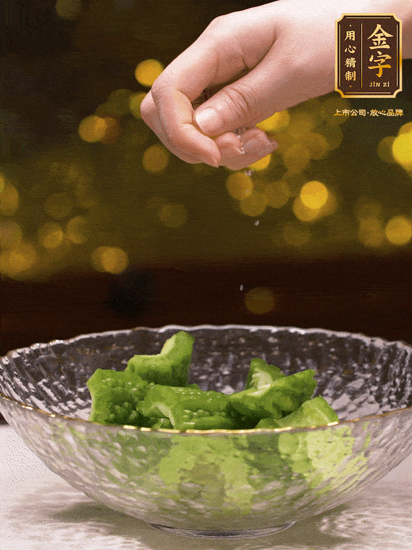 處理好的苦瓜切段（5cm），加點(diǎn)鹽鹽腌一下，去除一下苦味