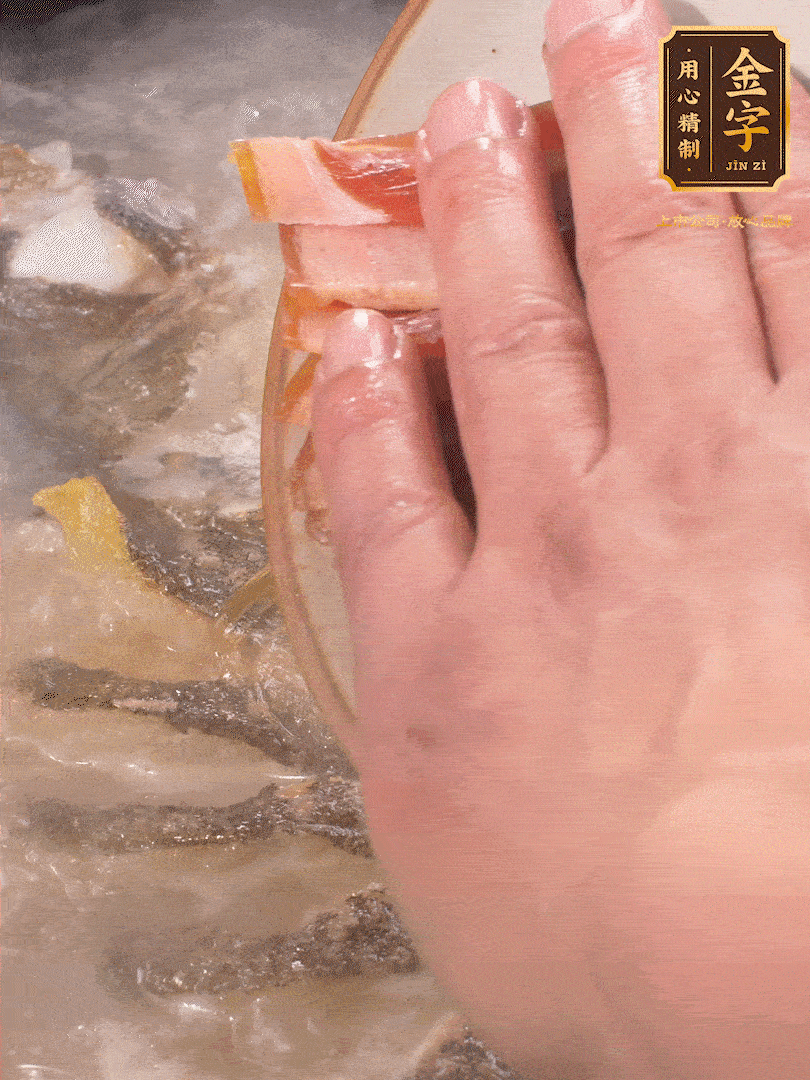 將煎好的魚，倒入三大碗開水。大火煮開后放入1個蔥結(jié)、2片姜片和1勺料酒和火腿片