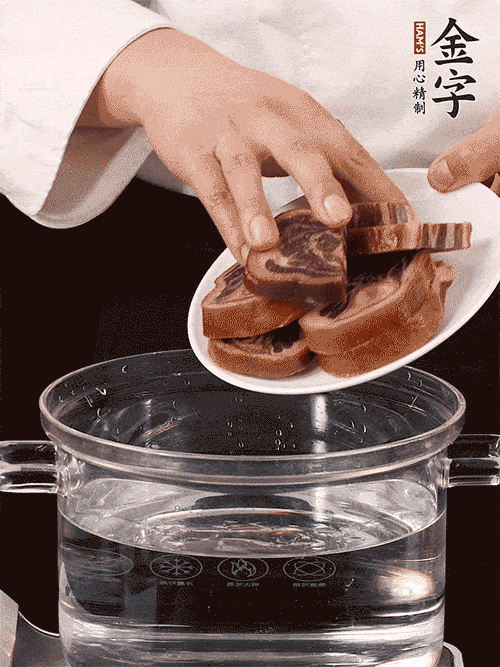 準(zhǔn)備食材。做金銀蹄有2個關(guān)鍵點：食材上火腿當(dāng)然得選足年發(fā)酵的金字火腿，新鮮豬爪最好選前腳、大小適宜的。