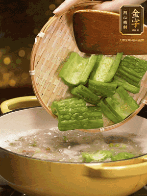 倒入熱水，和泡開(kāi)的綠豆（連水）和火腿片，大火燒開(kāi)燉一個(gè)小時(shí)