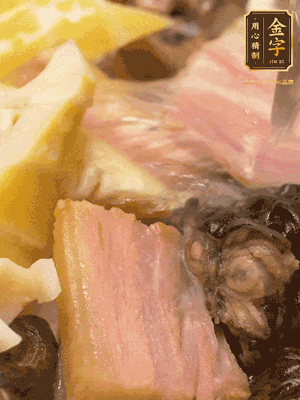 倒入滾燙的熱水，燉煮20分鐘，湯濃汁白
