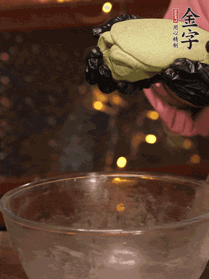 水里放點(diǎn)鹽，燒開后放艾草，一勺小蘇打，撈出浸入涼水，打成艾草泥