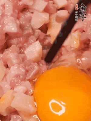 豬肉末、咸肉丁，分次加蔥姜水，一勺糖、一丟白胡椒，春筍丁，打入一個雞蛋