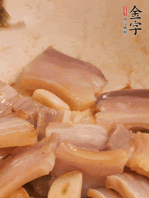 加入雪菜、咸肉冬筍 炒出香味