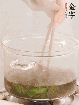 香椿焯水，變色后撈出，切成小段