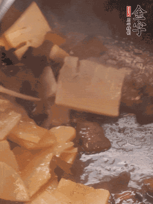 熱油起鍋，下醬油肉煸炒出香味