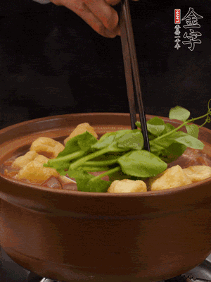 加筒骨煲的經(jīng)典配菜：金字土香腸、油豆腐、千張蓋上蓋子燜一會兒，耐心等候10分鐘。