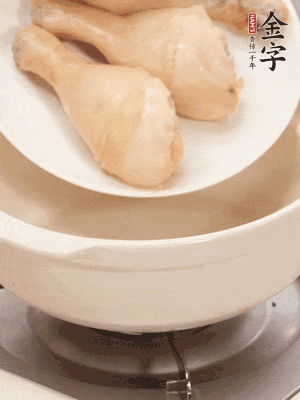 雞腿、火腿、干貝、蒜頭放入砂鍋內燉1小時