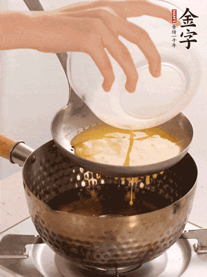 雞蛋過篩子倒入油鍋炸成蛋酥，瀝干油。