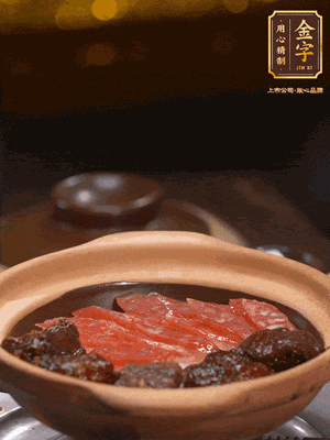 鋪上臘腸和排骨，鍋邊淋一圈油，小火煲10分鐘