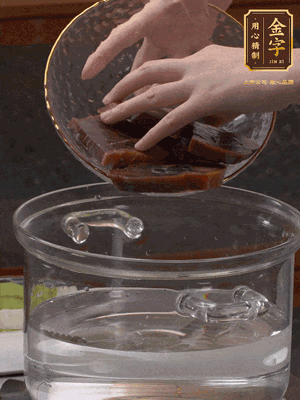 火腿蹄片冷水下鍋，水沸騰后煮5分鐘焯水