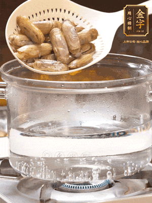 煮一鍋沸水，下蟶子汆燙30秒，撈出浸入冰水，取出蟶子肉