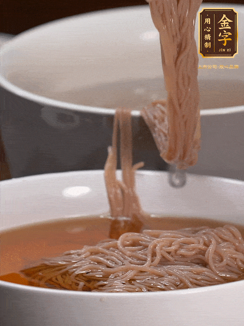 蘋果醋，一點(diǎn)鹽、糖、醬油，兌入涼白開水調(diào)成簡易冷面湯，放水箱冷藏