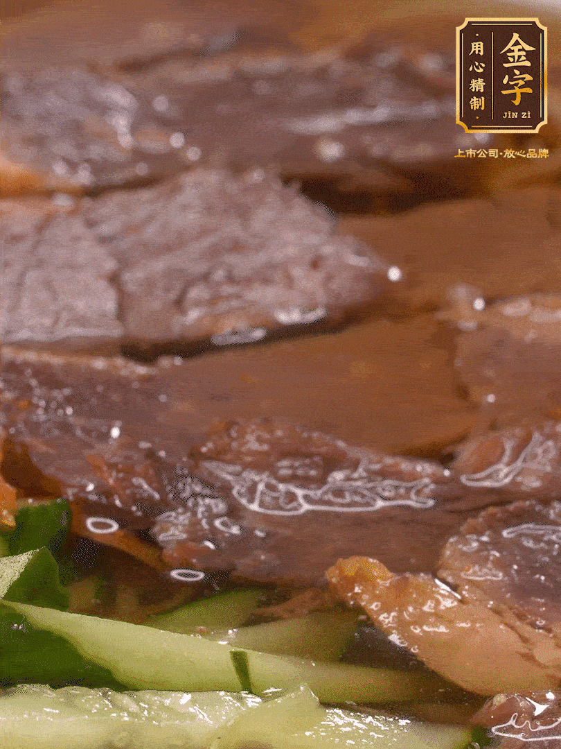 養(yǎng)麥冷面，涼水中清洗浸泡5分鐘，沸水中煮3分鐘，涼水漂洗沖涼