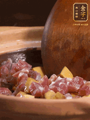熱油下蒜片，倒入香腸丁、牛肝菌丁翻炒出香味