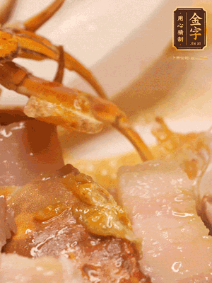 顏色變紅時，放蔥結(jié)、姜片煸香，再放咸肉、茭白、毛豆翻炒