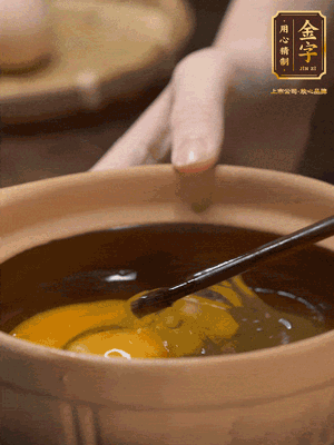 雞蛋打入砂鍋，充分打勻，1.5倍的溫水加一勺鹽，倒入蛋液中，攪拌均勻后用勺子舀去表面浮沫