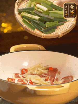 接著放蒜葉，來一點鹽，一點醬油調味翻勻